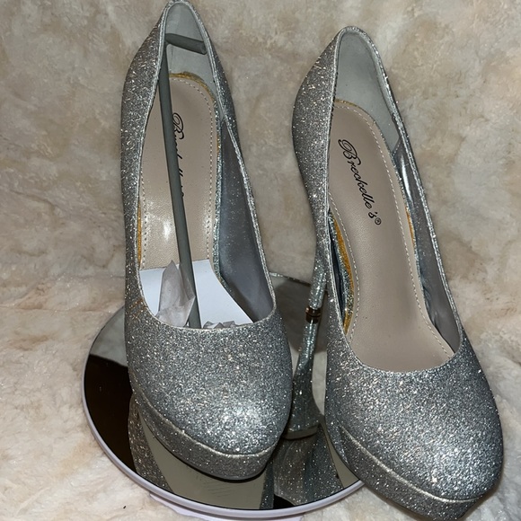 BRECKELLE’S Silver glitter heels! NEW IN BOX! - Picture 4 of 4